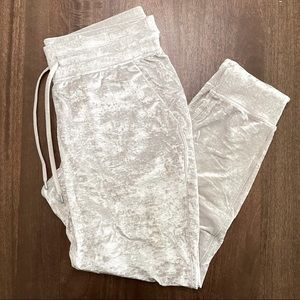 Lululemon Ready to Rulu Jogger 29” (Size 12, White Crushed Velvet)